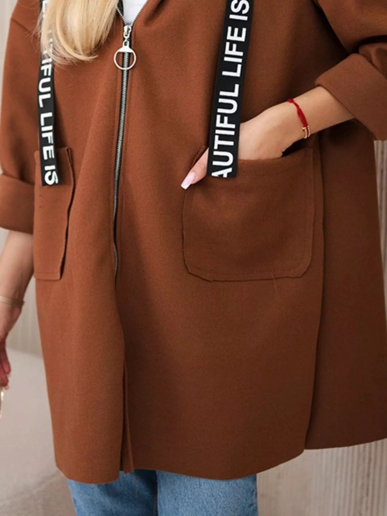 Moderner Kapuzenmantel für Frauen - Nelya