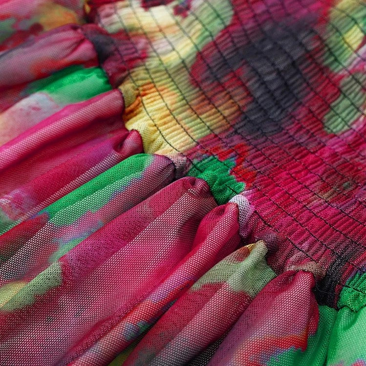 Evelina - Langes, tief ausgeschnittenes Kleid mit Volants und Blumenmuster