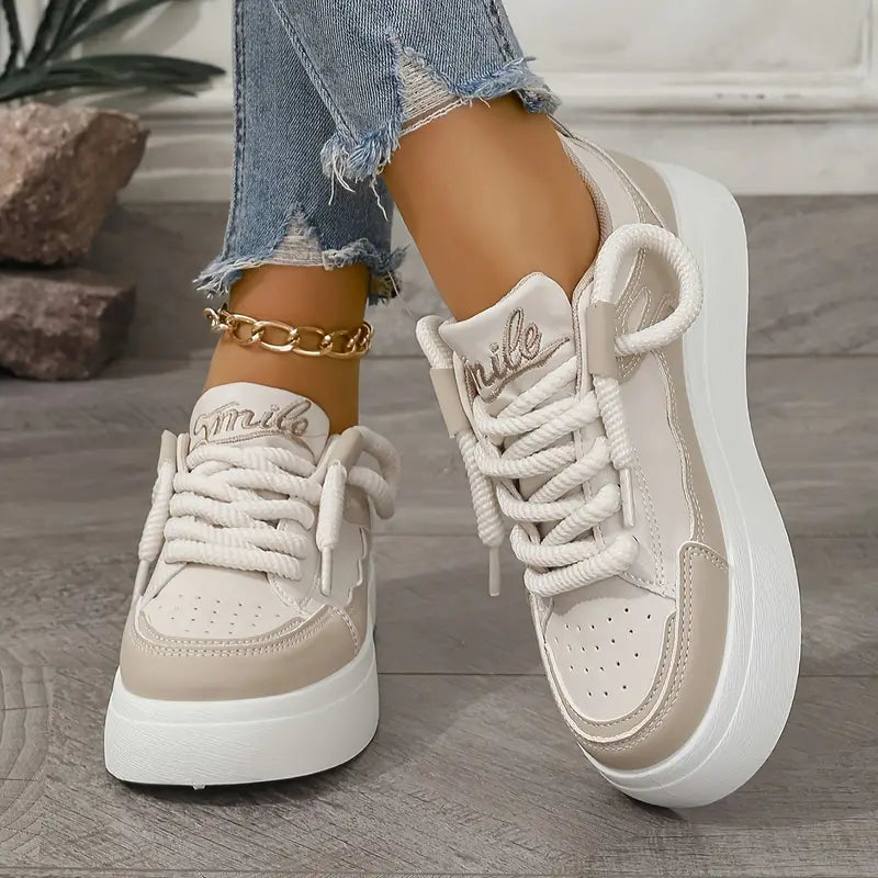 Atmungsaktive Turnschuhe mit einfarbigem Design - Keyla
