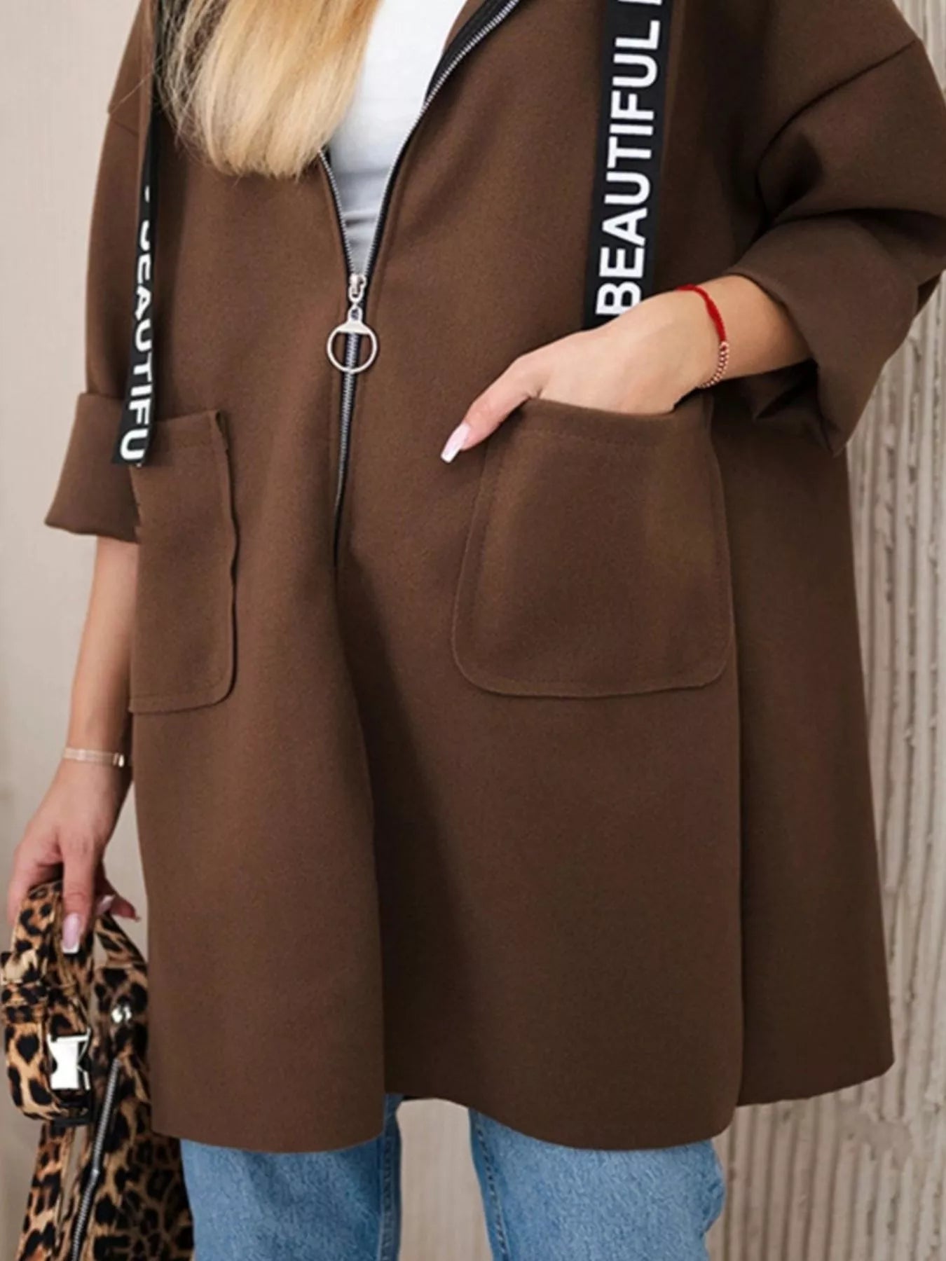 Moderner Kapuzenmantel für Frauen - Nelya