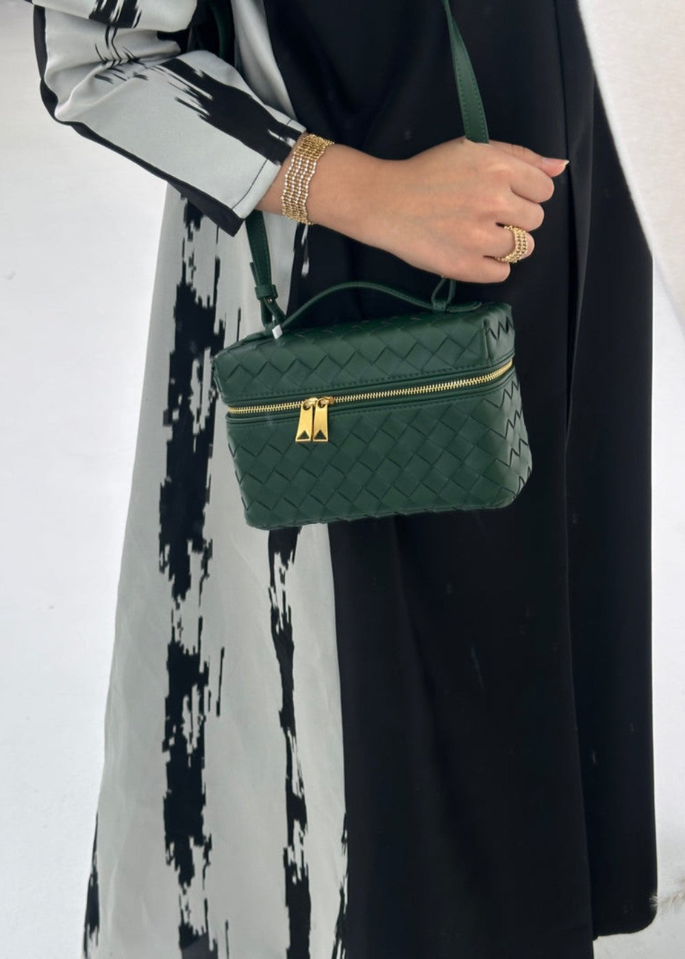 Frauen geflochtene Tasche schwarz starre Struktur goldene Reißverschlüsse - Valeska