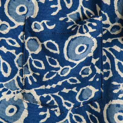 Stylisches Herren Kurzarm Hemd in Blau mit Vintage Druck aus Baumwolle
