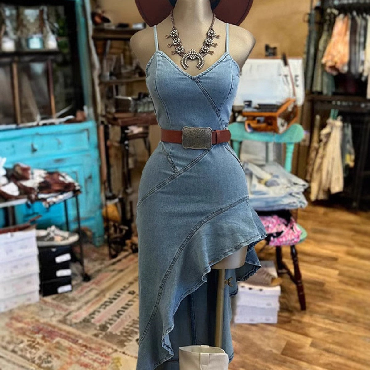 Asymmetrisches Jeanskleid mit schmalen Trägern und seitlichem Volant - Elira