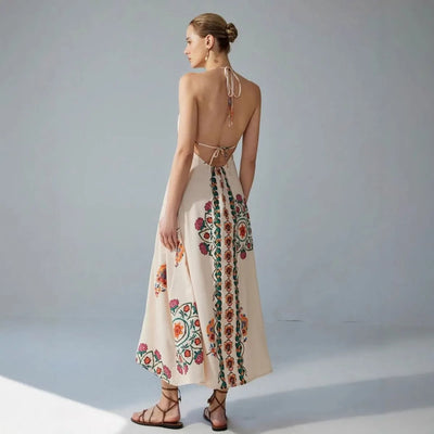 Langes Kleid mit Neckholderausschnitt und Blumenstickerei - Elara