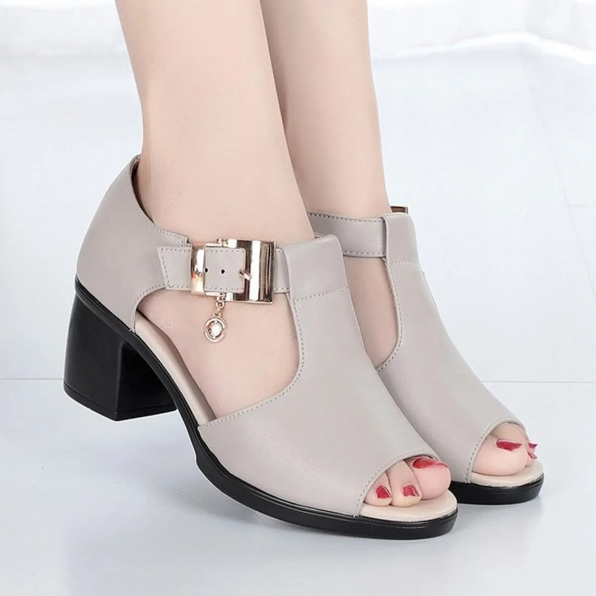 Halbhohe Sandalen mit dekorativer Schnalle - Elara