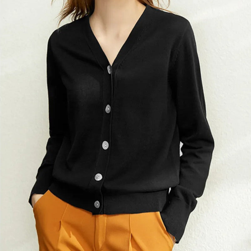 Minimalistische Damenstrickjacke mit V-Ausschnitt - Annelise