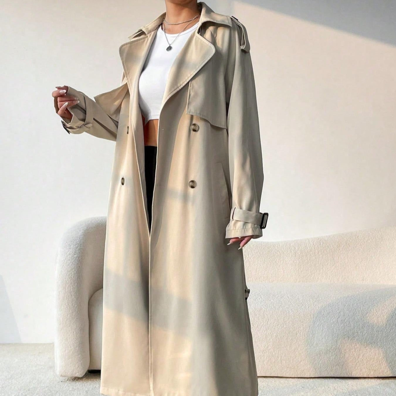 Langer Trenchcoat für Damen mit doppeltem Revers und verstellbarem Gürtel - Maelis