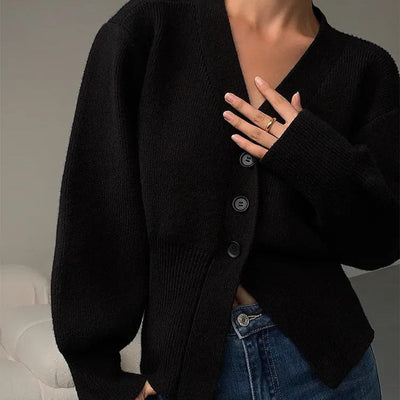Minimalistische Damenstrickjacke mit V-Ausschnitt und tailliertem Schnitt - Libano