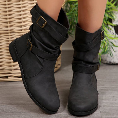 Flache Stiefel mit dekorativen Schnallen - Sienna