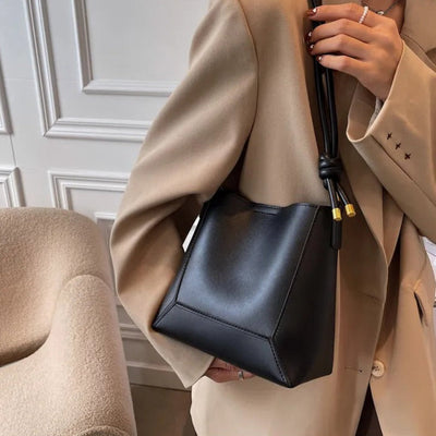 Umhängetasche aus Kunstleder für Damen im minimalistischen Design - Rita