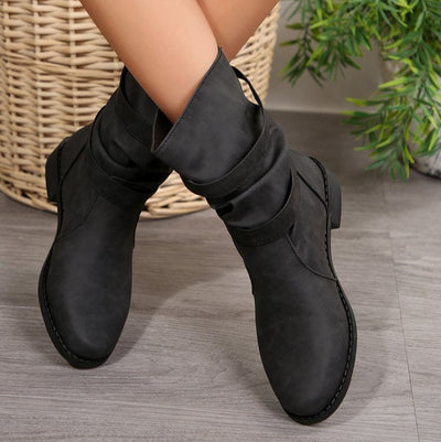 Flache Stiefel mit dekorativen Schnallen - Sienna