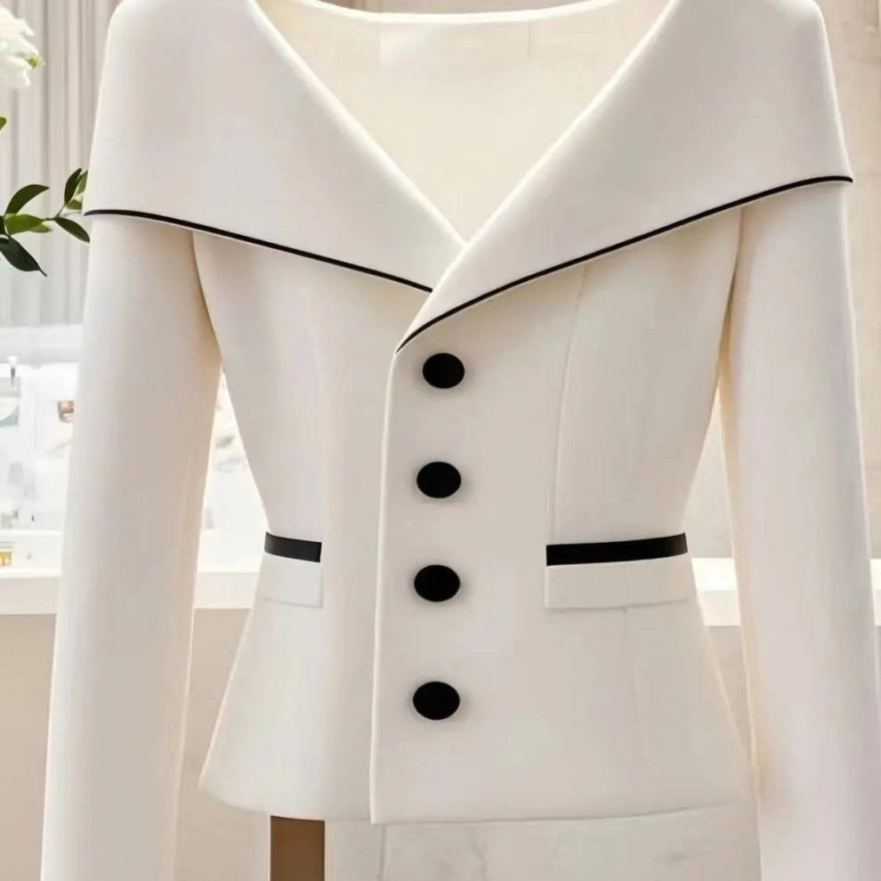 Damenblazer mit breitem Kragen und kontrastierenden Knöpfen im eleganten Stil - Maïa