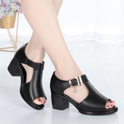 Halbhohe Sandalen mit dekorativer Schnalle - Elara
