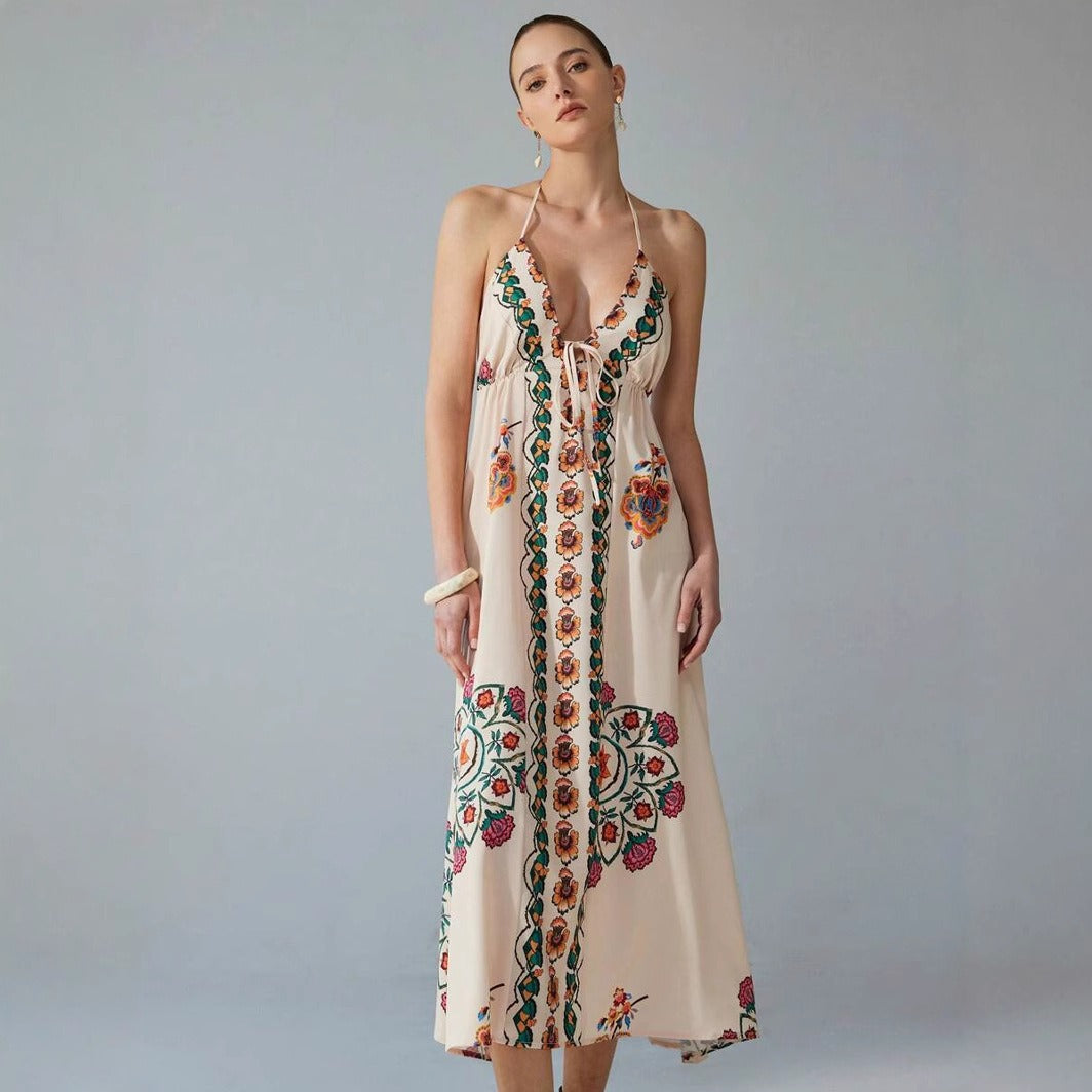 Langes Kleid mit Neckholderausschnitt und Blumenstickerei - Elara