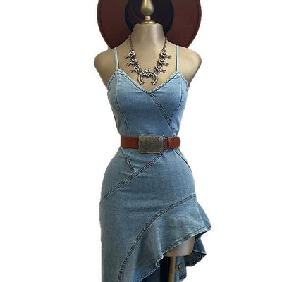 Asymmetrisches Jeanskleid mit schmalen Trägern und seitlichem Volant - Elira