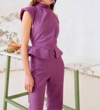 Ärmelloser Jumpsuit mit Schößchen und Rollkragen in Flieder - Oriane