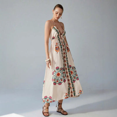 Langes Kleid mit Neckholderausschnitt und Blumenstickerei - Elara