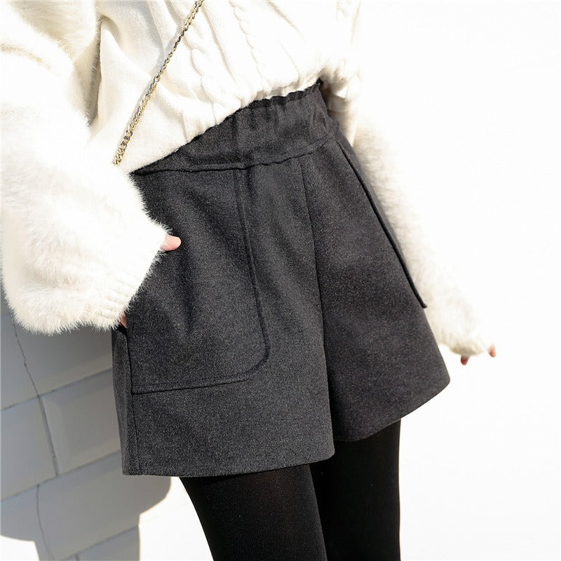 Hochgeschlossene Shorts mit geräumigen Taschen - Noelle