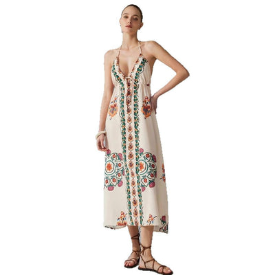 Langes Kleid mit Neckholderausschnitt und Blumenstickerei - Elara