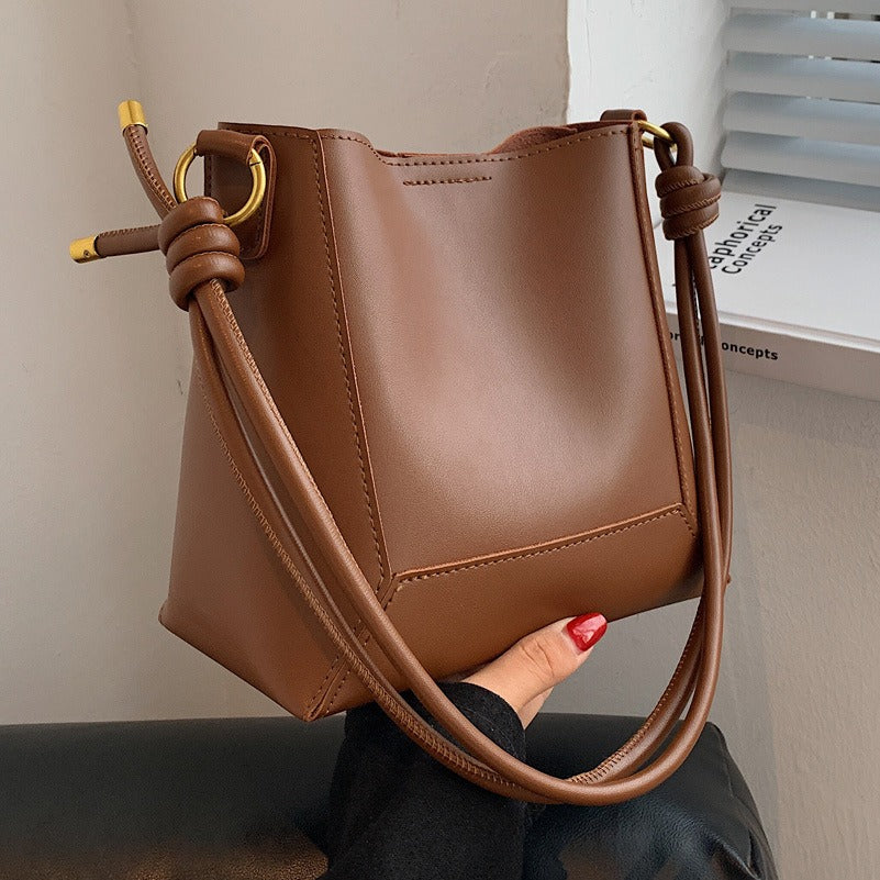 Umhängetasche aus Kunstleder für Damen im minimalistischen Design - Rita