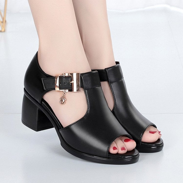 Halbhohe Sandalen mit dekorativer Schnalle - Elara