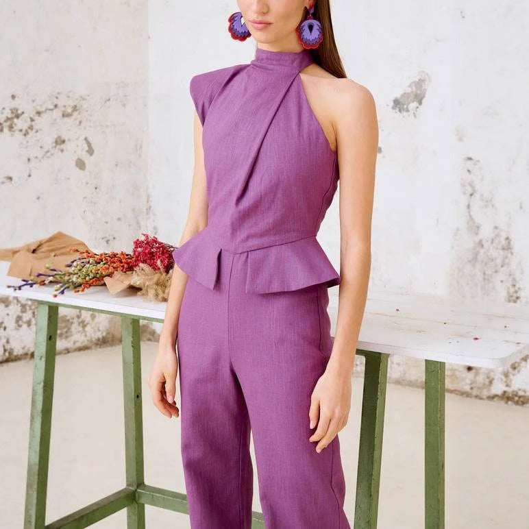 Ärmelloser Jumpsuit mit Schößchen und Rollkragen in Flieder - Oriane