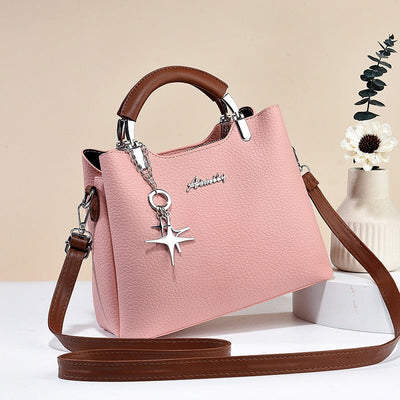 Damenhandtasche aus Kunstleder mit dekorativem Anhänger - Giana
