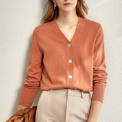 Minimalistische Damenstrickjacke mit V-Ausschnitt - Annelise