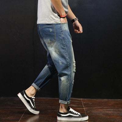 Gerade Herrenjeans mit abgenutztem Riss-Effekt - David