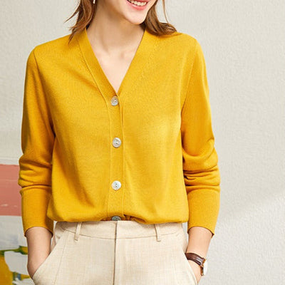 Minimalistische Damenstrickjacke mit V-Ausschnitt - Annelise
