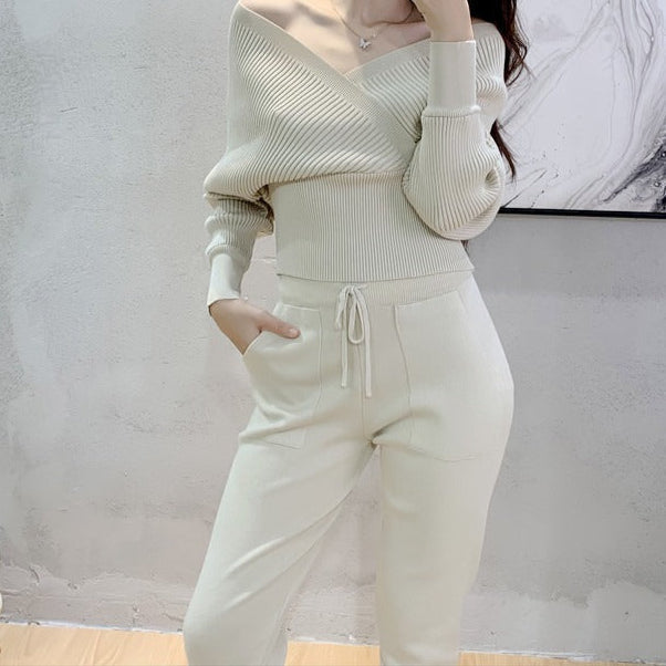 Gestrickter Crossover-Pullover und gerippte Jogginghose für Damen - Ilona