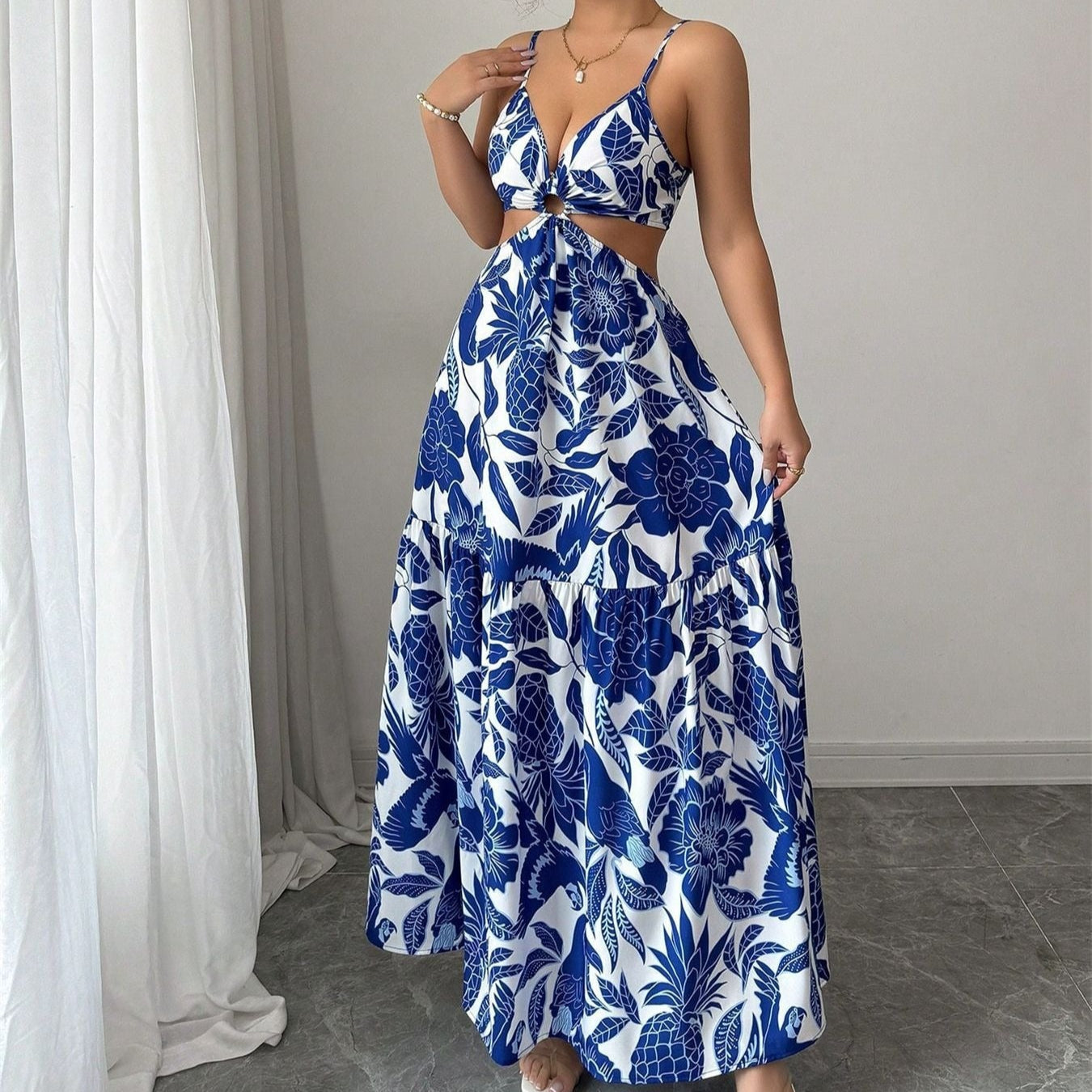 Langes Kleid mit Blumenmuster und ausgeschnittenen Trägern - Moenia