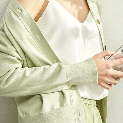 Minimalistische Damenstrickjacke mit V-Ausschnitt - Annelise