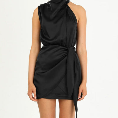 Elegantes kurzes Kleid mit drapiertem Ausschnitt aus Satin - Moraima