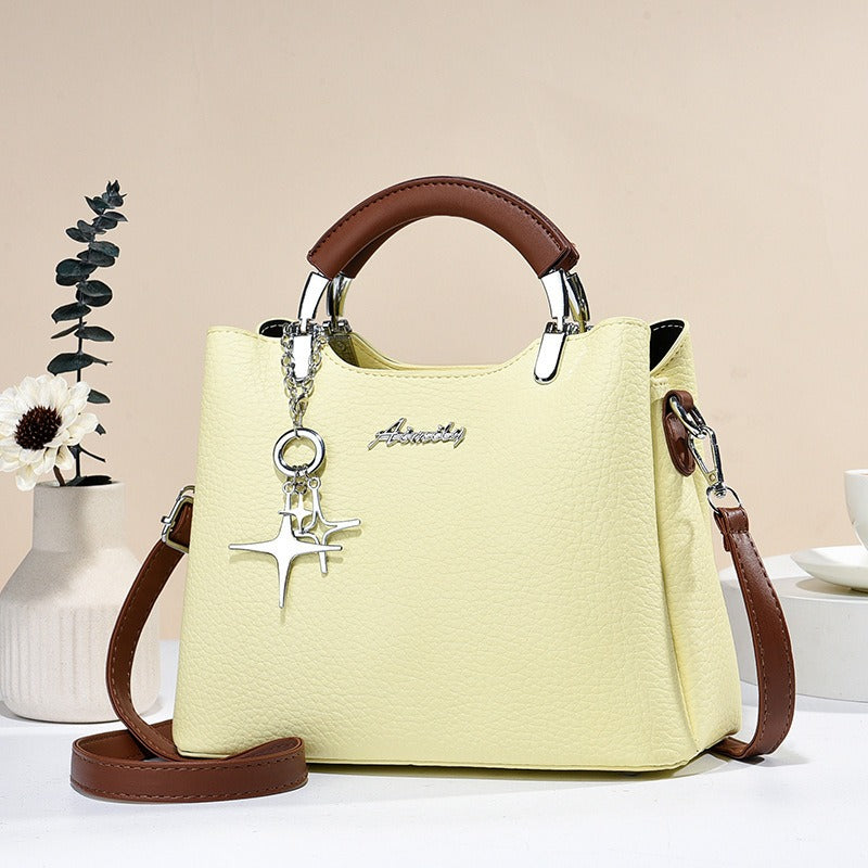 Damenhandtasche aus Kunstleder mit dekorativem Anhänger - Giana