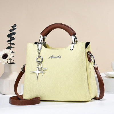 Damenhandtasche aus Kunstleder mit dekorativem Anhänger - Giana