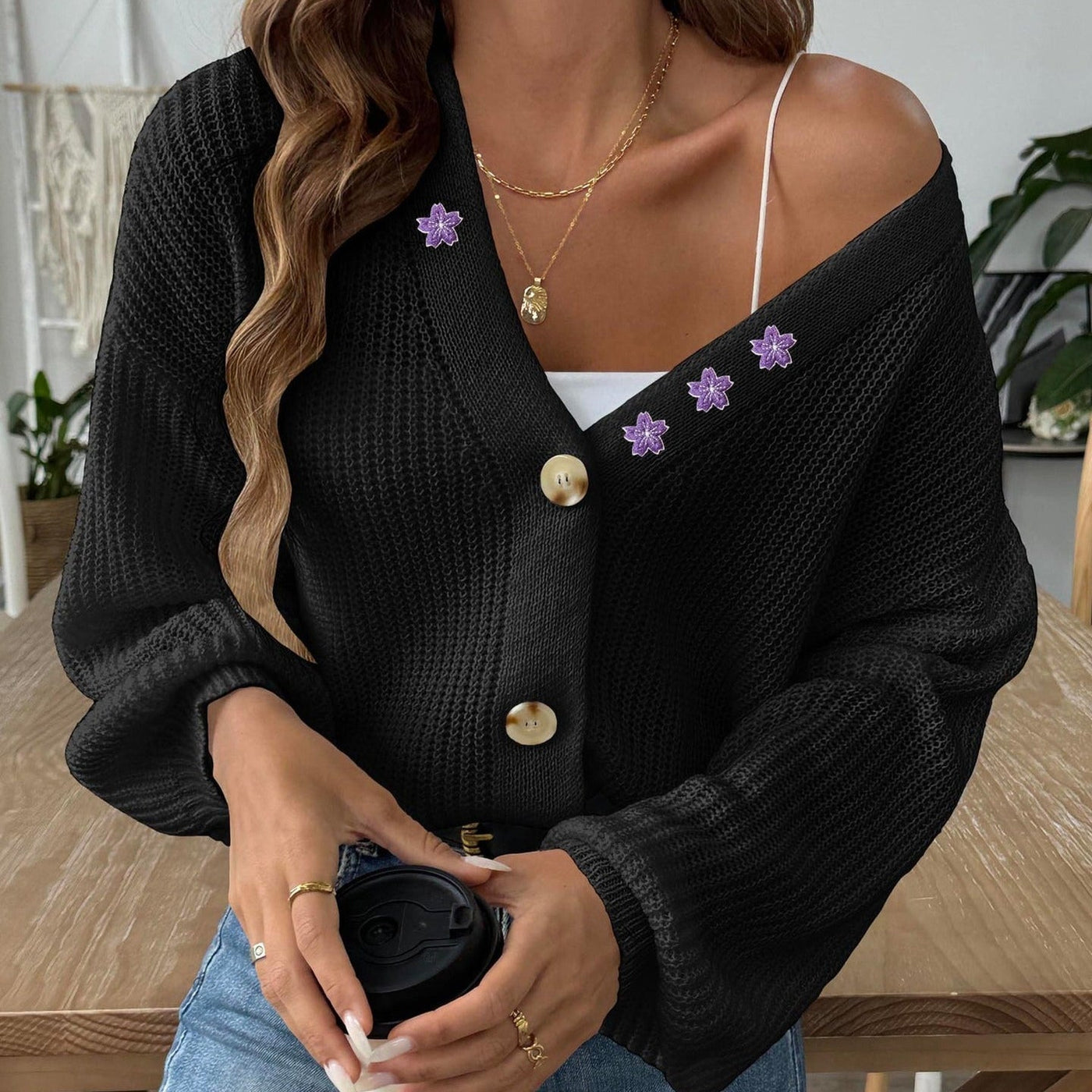 Damen Strickjacke mit V-Ausschnitt und Blumenstickerei mit Puffärmeln - Minerva