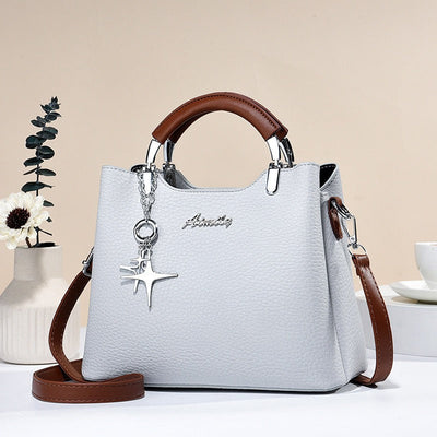 Damenhandtasche aus Kunstleder mit dekorativem Anhänger - Giana
