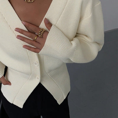 Minimalistische Damenstrickjacke mit V-Ausschnitt und tailliertem Schnitt - Libano