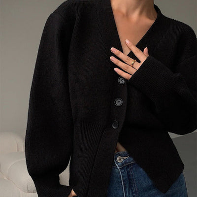 Minimalistische Damenstrickjacke mit V-Ausschnitt und tailliertem Schnitt - Libano