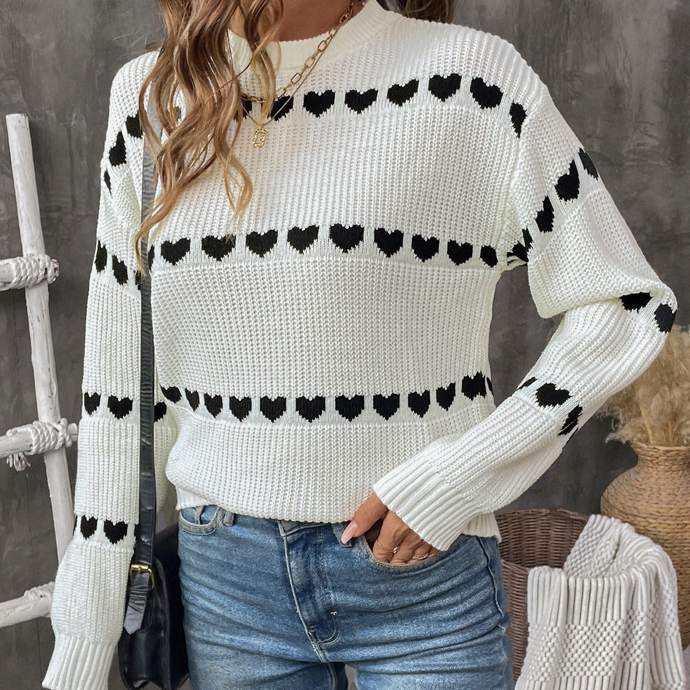 Gestrickter Pullover mit gestickten Herzen - Calista