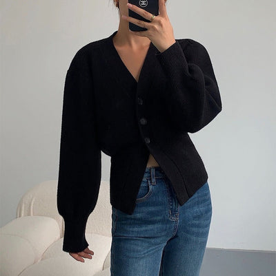 Minimalistische Damenstrickjacke mit V-Ausschnitt und tailliertem Schnitt - Libano