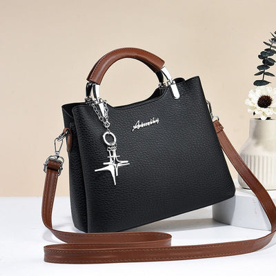 Damenhandtasche aus Kunstleder mit dekorativem Anhänger - Giana