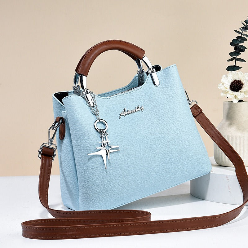 Damenhandtasche aus Kunstleder mit dekorativem Anhänger - Giana