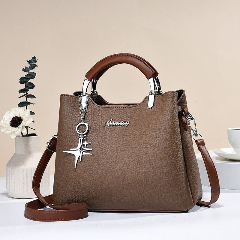 Damenhandtasche aus Kunstleder mit dekorativem Anhänger - Giana