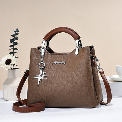 Damenhandtasche aus Kunstleder mit dekorativem Anhänger - Giana