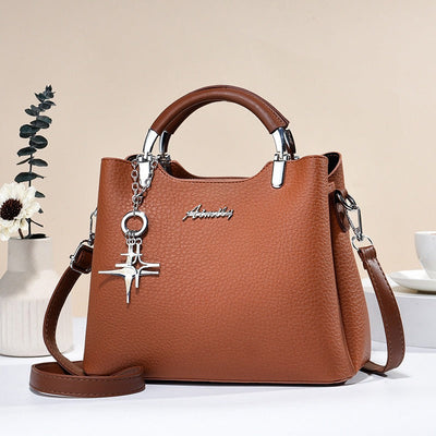Damenhandtasche aus Kunstleder mit dekorativem Anhänger - Giana