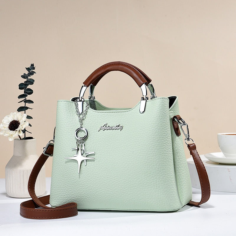 Damenhandtasche aus Kunstleder mit dekorativem Anhänger - Giana
