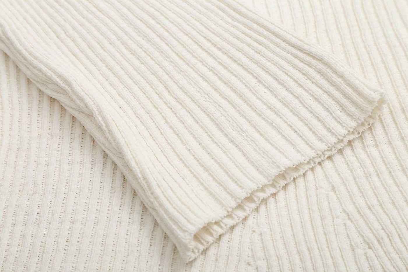 Mona - Strickkleid mit Fäden