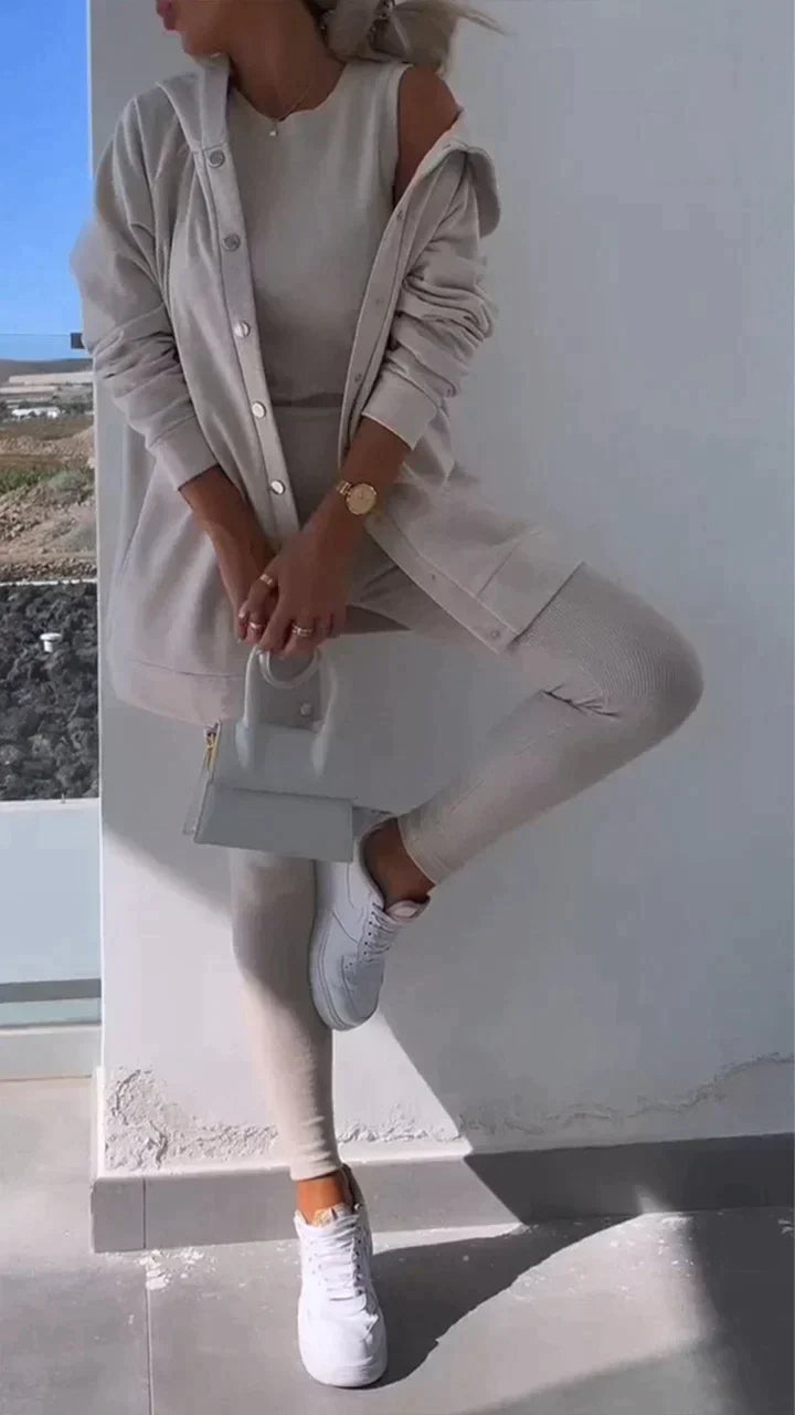 Nera - Dreiteiliges Set bestehend aus einer Strickjacke mit Kapuze, einem Oberteil und einer Hose
